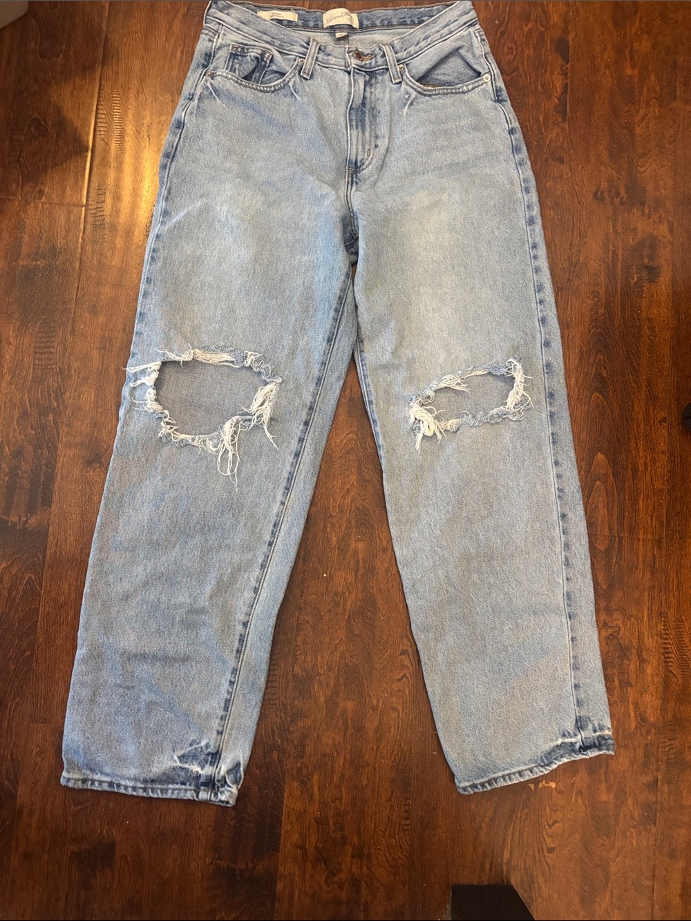Universal Thread Light Blue Relaxed Distressed Knee 90s Baggy